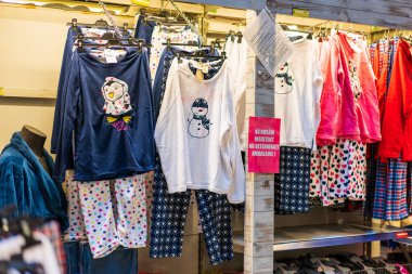 29 Kasım 2022 Beltsy, Moldova. Resimli editör kullanımı için. Kış ve yeni yıl tatili için kıyafet satışı