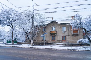 12 Aralık 2022 Beltsy, Moldova. Resimli editör kullanımı için. Şehirde kar yağarken.