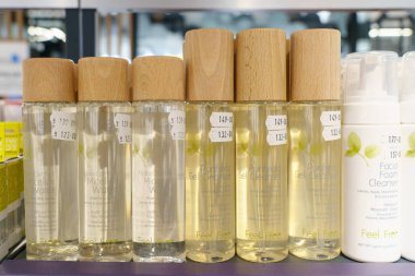 Dev bir süpermarket eczanesinin rafında. 1 Mart 2023 Beltsy, Moldova. Resimli editoryal kullanım için.