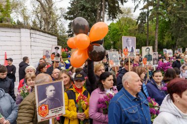 9 Mayıs 2023 Beltsy, Moldova. Resimli editör kullanımı için. Zafer Günü 'nde Ölümsüz Alay' ın geçit töreni.