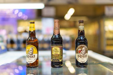 8 Haziran 2023 Beltsy, Moldova. Resimli editör kullanımı için. Cam şişelerde bira.