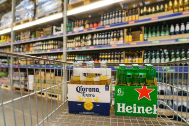 8 Haziran 2023 Beltsy, Moldova. Resimli editör kullanımı için. Markette bira satan bir departman.