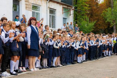 1 Eylül 2023 Balti Moldova. Okulda törensel kutlama hattı. Bilgi Günü 'nde. Okula dönelim. Sadece yazı işleri için.