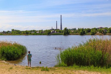 31 Mayıs 2022 Beltsy, Moldova. Resimli editör kullanımı için. Çocuklar gölde yüzüyor.