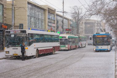 8 Mart 2022 Beltsy, Moldova. Resimli editör kullanımı için. İlkbaharın başı ya da sonbaharın sonu yağmurlu bir şehirde
