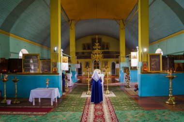 23 Mayıs 2023 Dobruja köyü, Singerei bölgesi, Moldova. Resimli editör kullanımı için. Kilise ayininde dua okuyan bir kadın