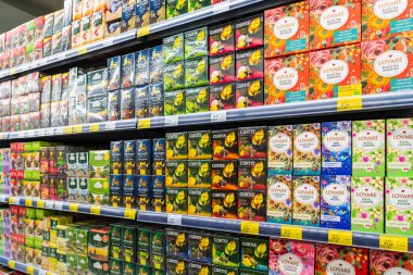 13 Nisan 2023 Beltsy, Moldova. Resimli editör kullanımı için. Dükkanda çay çeşitleri