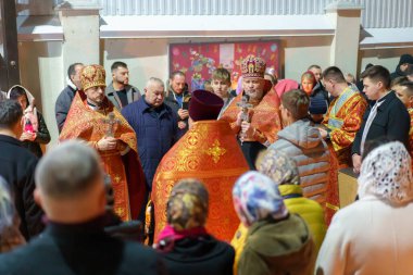 16 Nisan 2023 Beltsy, Moldova. Resimli editör kullanımı için. Paskalya 'da kilisede insanlar