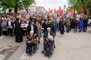 9 Mayıs 2023 Beltsy, Moldova. Resimli editör kullanımı için. Zafer Günü 'nde Ölümsüz Alay' ın geçit töreni.