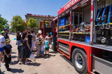 1 Haziran 2023 Beltsy, Moldova. Resimli editör kullanımı için. Çocuklar kurtarıcılar ve itfaiyeciler tarafından eğlendirilir.