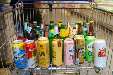 8 Haziran 2023 Beltsy, Moldova. Resimli editör kullanımı için. Market arabasında bira.