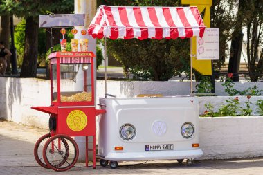 9 Temmuz 2023 Beltsy, Moldova. Resimli editör kullanımı için. Patlamış mısırlı sokak büfesi