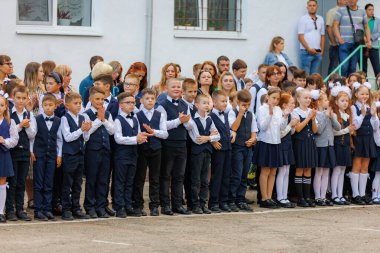 1 Eylül 2023 Balti Moldova. Okulda törensel kutlama hattı. Bilgi Günü 'nde. Okula dönelim. Sadece yazı işleri için.