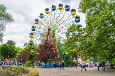 22 Mayıs 2022 Beltsy, Moldova. Resimli editör kullanımı için. Atlıkarıncalardaki insanlar.