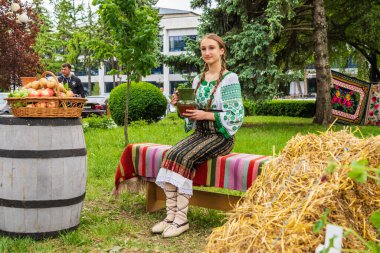 22 Mayıs 2022 Beltsy, Moldova. Resimli editör kullanımı için. Ulusal kostümlü insanlar