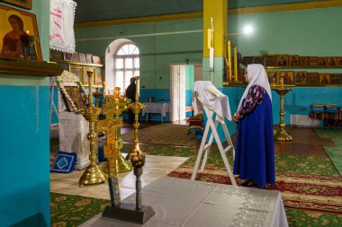 23 Mayıs 2023 Dobruja köyü, Singerei bölgesi, Moldova. Resimli editör kullanımı için. Kilise ayininde dua okuyan bir kadın