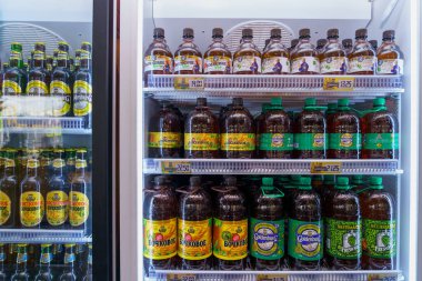 4 Mayıs 2022 Beltsy, Moldova. Resimli editör kullanımı için. Bira dükkanı olan buzdolabı.