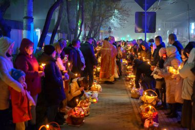 16 Nisan 2023 Beltsy, Moldova. Resimli editör kullanımı için. Paskalya 'da kilisede insanlar