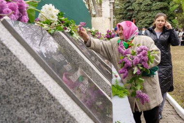9 Mayıs 2023 Beltsy, Moldova. Resimli editör kullanımı için. Zafer geçidinde çiçekler sermek.