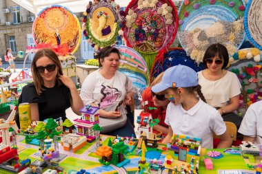 1 Haziran 2023 Beltsy, Moldova. Resimli editör kullanımı için. Çocuklar eğitici yaratıcılık ile ilgilenirler.