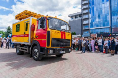 22 Mayıs 2022 Beltsy, Moldova. Resimli editör kullanımı için. Şehir gününe adanmış geçit töreninde arabalar ve ağır ekipmanlar
