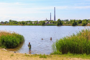 31 Mayıs 2022 Beltsy, Moldova. Resimli editör kullanımı için. Çocuklar gölde yüzüyor.