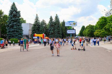 1 Haziran 2022 Beltsy, Moldova. Resimli editör kullanımı için. Tatil ve şehir şenlikleri boyunca meydandaki insanlar