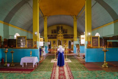 23 Mayıs 2023 Dobruja köyü, Singerei bölgesi, Moldova. Resimli editör kullanımı için. Kilise ayininde dua okuyan bir kadın