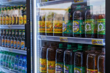 4 Mayıs 2022 Beltsy, Moldova. Resimli editör kullanımı için. Bira dükkanı olan buzdolabı.