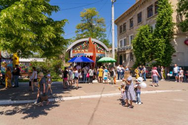 1 Haziran 2023 Beltsy, Moldova. Resimli editör kullanımı için. Çocuk Günü 'nde şehirde insanlar