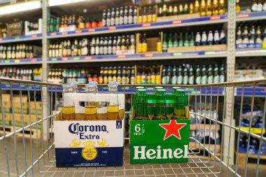 8 Haziran 2023 Beltsy, Moldova. Resimli editör kullanımı için. Markette bira satan bir departman.