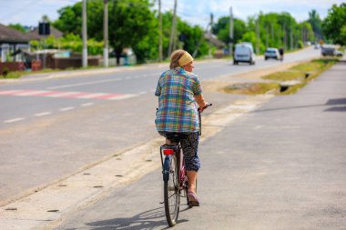21 Haziran 2023 Rautel Moldova. Resimli editör kullanımı için. Şehir caddesinde bir bisikletçi