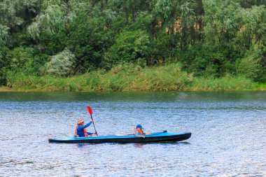 29 Temmuz 2023 Socol Moldova. İnsanlar Dinyester Nehri boyunca kanoyla aktif olarak seyahat ediyor. Amatör rafting.