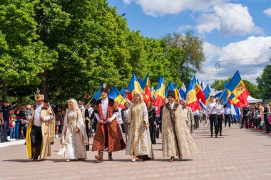22 Mayıs 2022 Beltsy, Moldova. Resimli editör kullanımı için. Geçit törenindeki insanlar Şehir Günü 'ne adanmış.