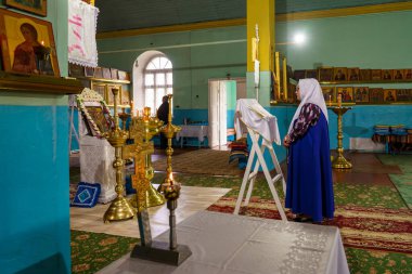 23 Mayıs 2023 Dobruja köyü, Singerei bölgesi, Moldova. Resimli editör kullanımı için. Kilise ayininde dua okuyan bir kadın