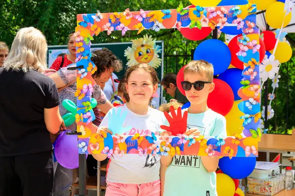 1 Haziran 2022 Beltsy, Moldova. Resimli editör kullanımı için. Çocuklar şehir festivalinde eğleniyor.