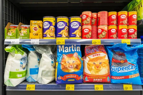 13 Nisan 2023 Beltsy, Moldova. Resimli editör kullanımı için. Evcil hayvan maması ve hayvan kumu.