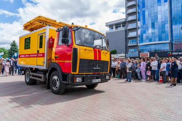 22 Mayıs 2022 Beltsy, Moldova. Resimli editör kullanımı için. Şehir gününe adanmış geçit töreninde arabalar ve ağır ekipmanlar