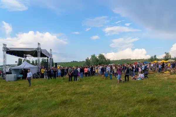 12 Haziran 2022 Duruitoara Moldova. Resimli editör kullanımı için. Halk halk müziği festivalini açıyor