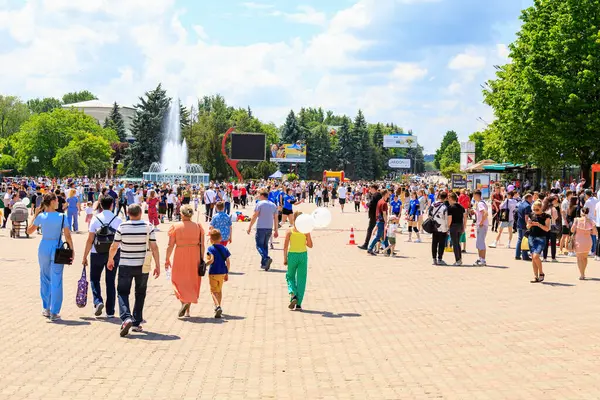 1 Haziran 2022 Beltsy, Moldova. Resimli editör kullanımı için. Tatil ve şehir şenlikleri boyunca meydandaki insanlar