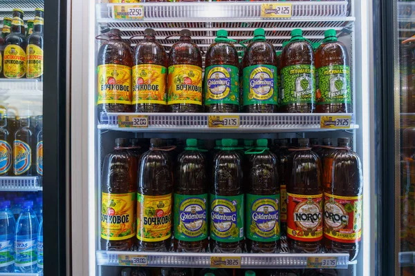 4 Mayıs 2022 Beltsy, Moldova. Resimli editör kullanımı için. Bira dükkanı olan buzdolabı.