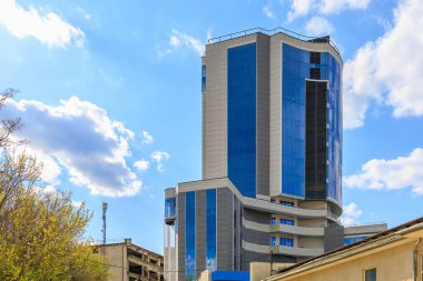 24 Nisan 2023 Beltsy, Moldova. Resimli editör kullanımı için. Uzun iş merkezi ve alışveriş merkezi binası