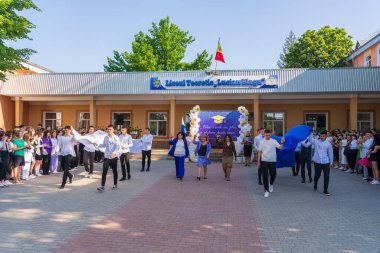 30 Mayıs 2023 Beltsy, Moldova. Resimli editör kullanımı için. Öğretmenler çanları çalıyor.