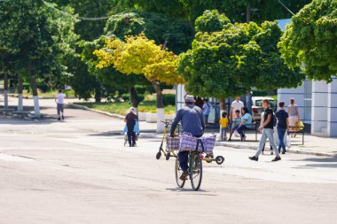 9 Temmuz 2023 Beltsy, Moldova. Resimli editör kullanımı için. Şehir caddesinde bir bisikletçi