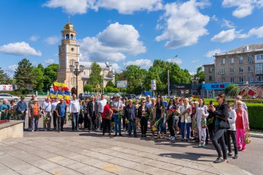 22 Mayıs 2022 Beltsy, Moldova. Resimli editör kullanımı için. Şehir günü geçit töreninde çiçekler seriyorum.