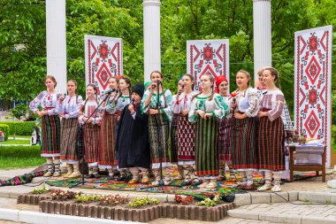 22 Mayıs 2022 Beltsy, Moldova. Resimli editör kullanımı için. Ulusal kostümlü insanlar