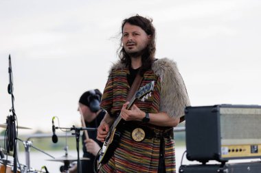 12 Haziran 2022 Duruitoara Moldova. Resimli editör kullanımı için. Halk müziğinin açık etkinliğinde müzisyenler