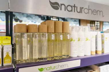 Dev bir süpermarket eczanesinin rafında. 1 Mart 2023 Beltsy, Moldova. Resimli editoryal kullanım için.