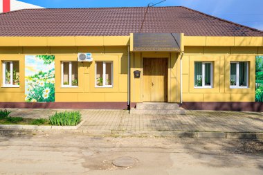 24 Nisan 2023 Beltsy, Moldova. Resimli editör kullanımı için. Belediye Geliştirme ve Yeşillendirme Ofisi Binası