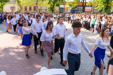 30 Mayıs 2023 Beltsy, Moldova. Resimli editör kullanımı için. Okul çocukları hatta bekliyor.